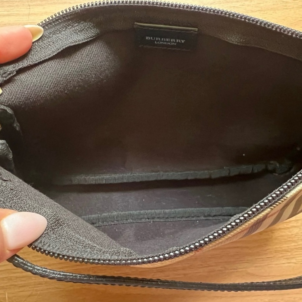 Burberry London Mini Pochette - NOVA CHECK
Vintage Shoulder Bag - Picture 12 of 16